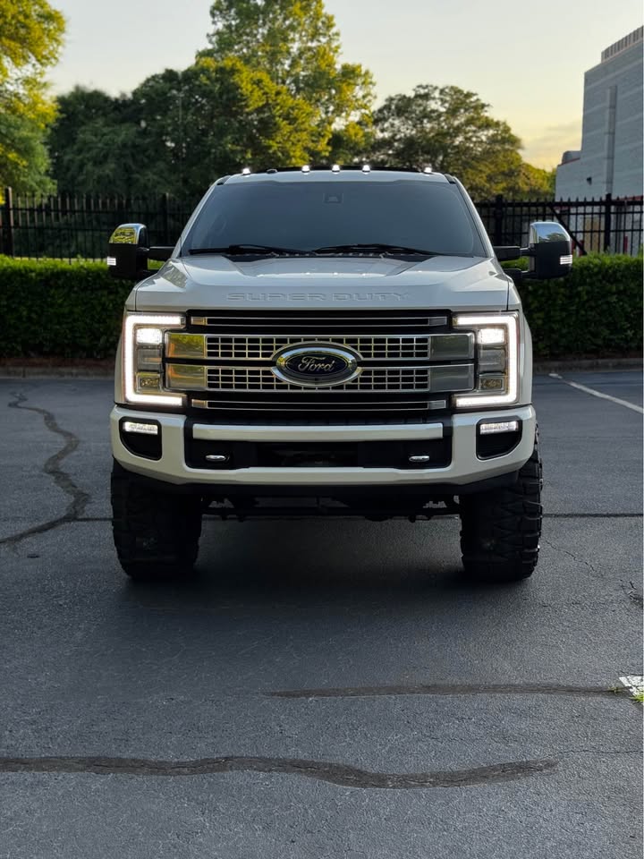2017 Ford F-350 Super Duty Platinum 4x4 Crew Cab photo 2