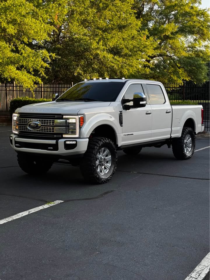 2017 Ford F-350 Super Duty Platinum 4x4 Crew Cab photo 3