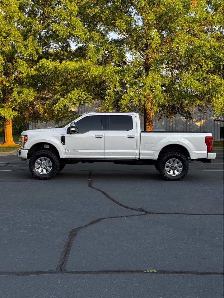2017 Ford F-350 Super Duty Platinum 4x4 Crew Cab photo 4