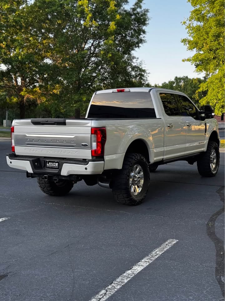 2017 Ford F-350 Super Duty Platinum 4x4 Crew Cab photo 7
