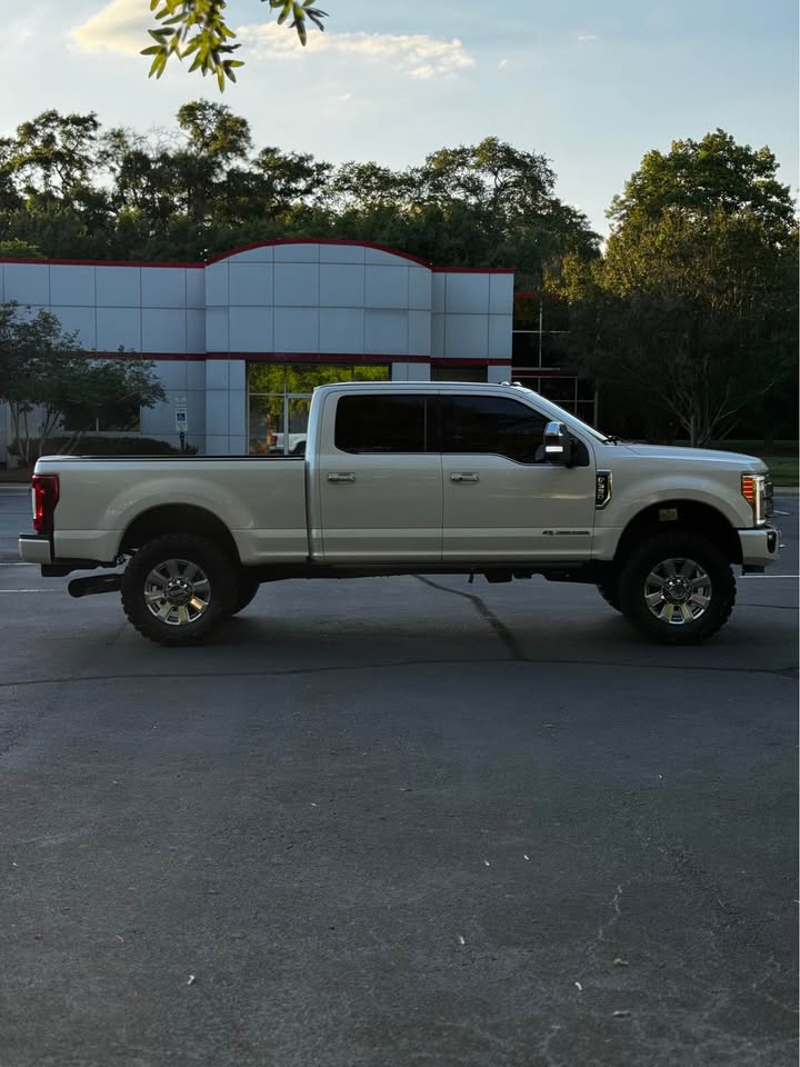 2017 Ford F-350 Super Duty Platinum 4x4 Crew Cab photo 8