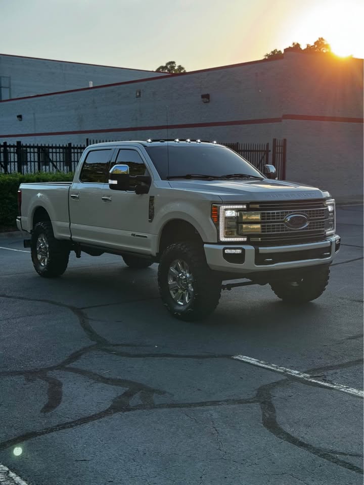 2017 Ford F-350 Super Duty Platinum 4x4 Crew Cab photo 9