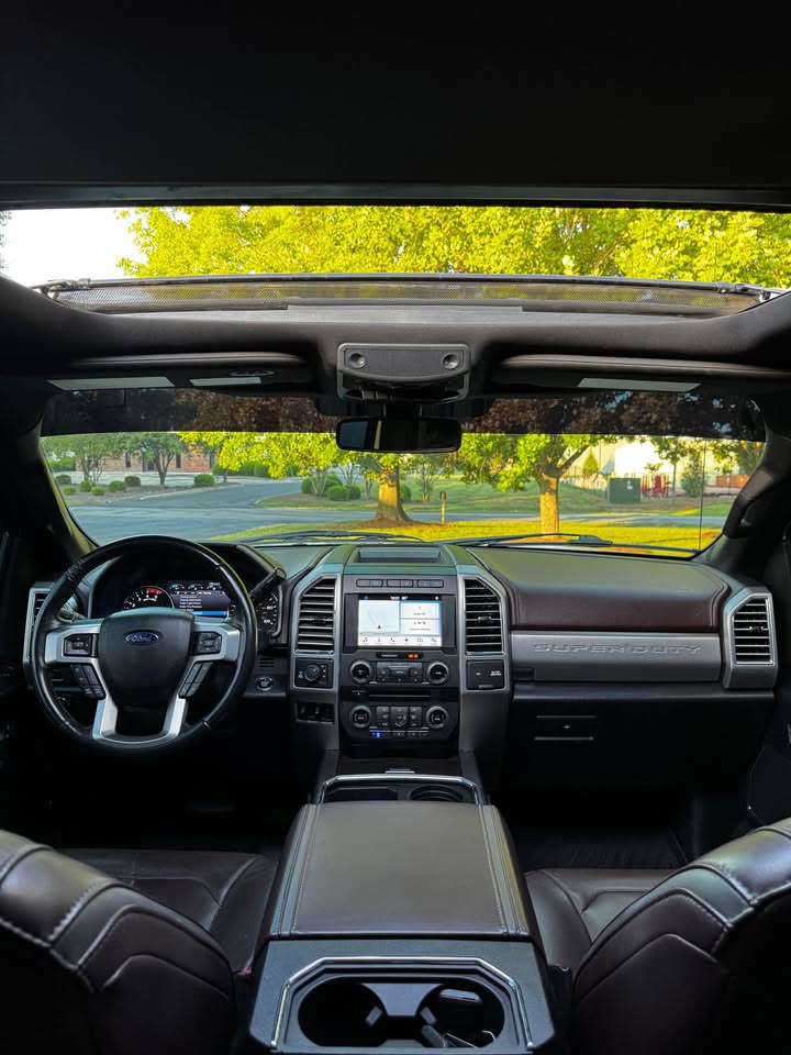 2017 Ford F-350 Super Duty Platinum 4x4 Crew Cab photo 12