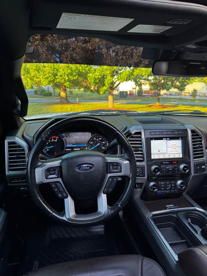 2017 Ford F-350 Super Duty Platinum 4x4 Crew Cab photo 13