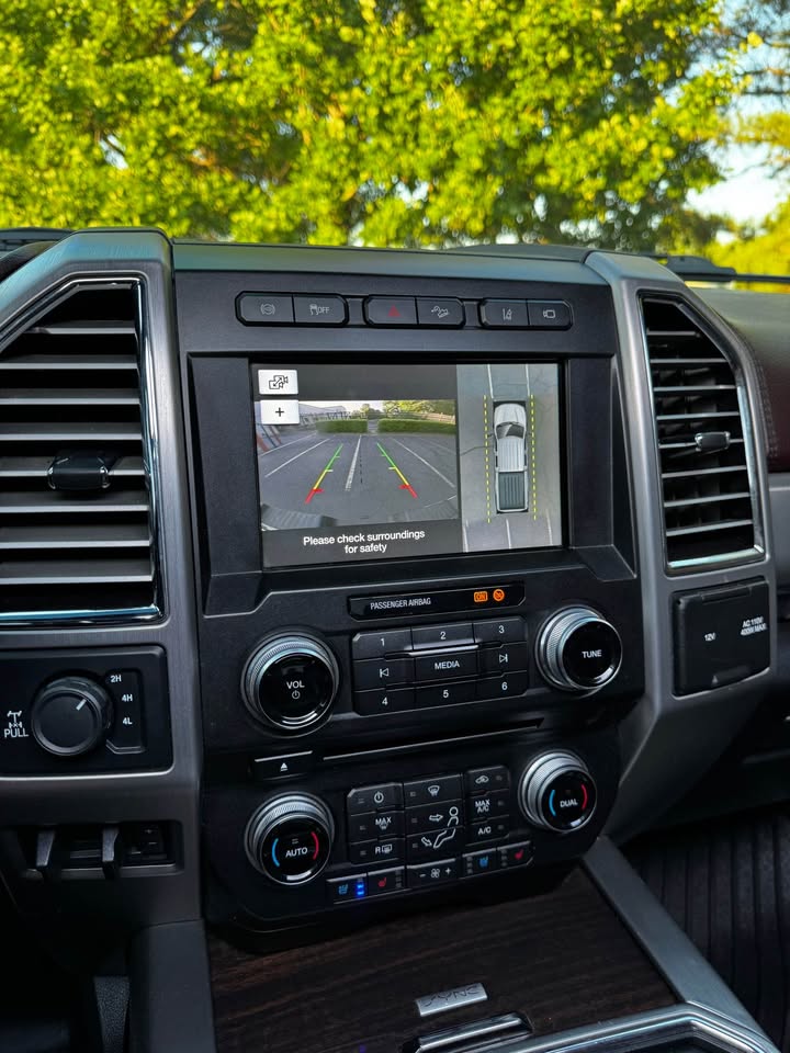 2017 Ford F-350 Super Duty Platinum 4x4 Crew Cab photo 14