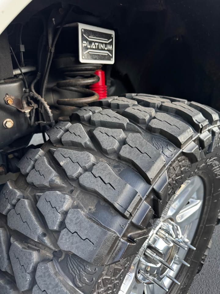 2017 Ford F-350 Super Duty Platinum 4x4 Crew Cab photo 16