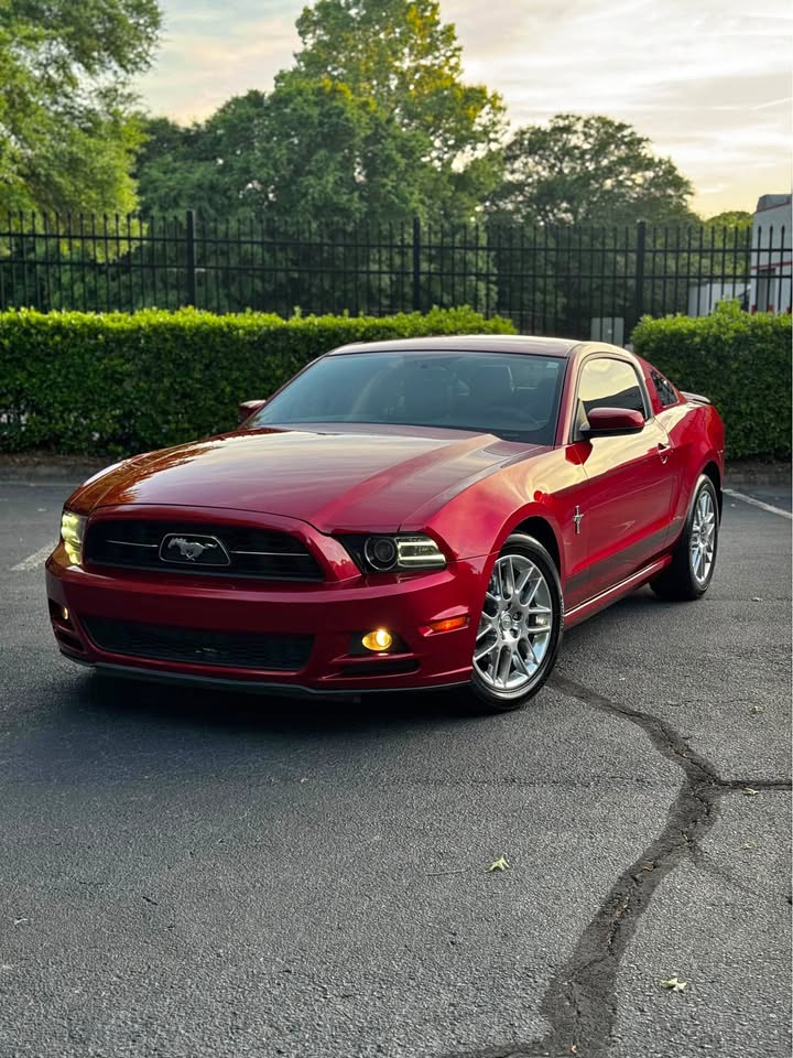2013 Ford Mustang V6 Premium Coupe 2D