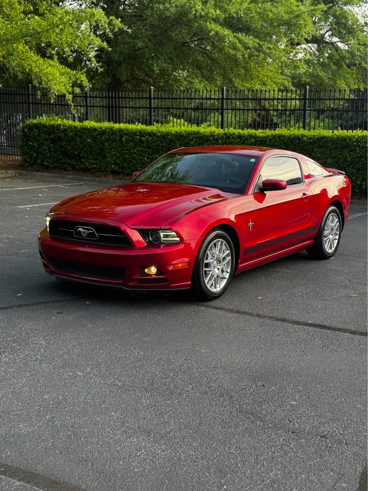 2013 Ford Mustang photo 3