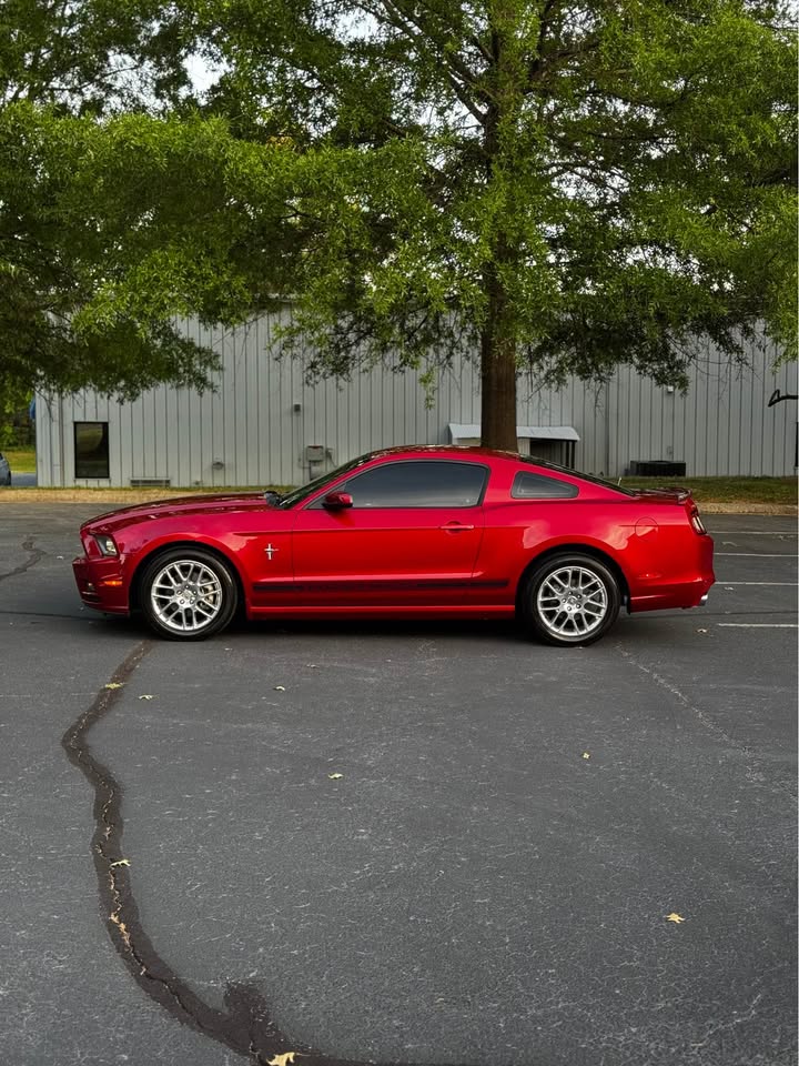 2013 Ford Mustang photo 4