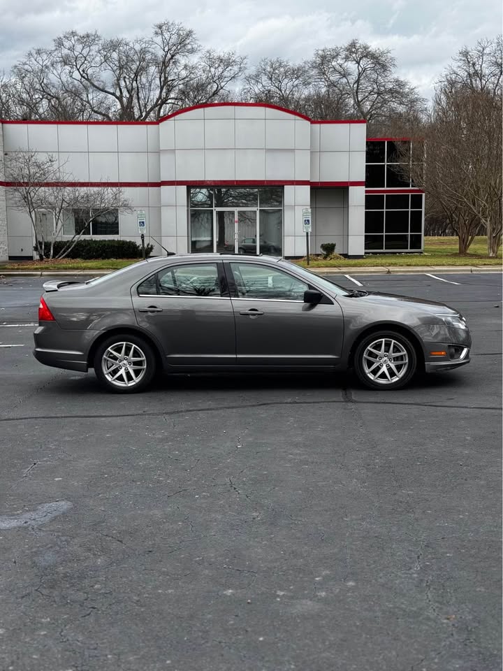 2011 Ford Fusion SEL photo 8