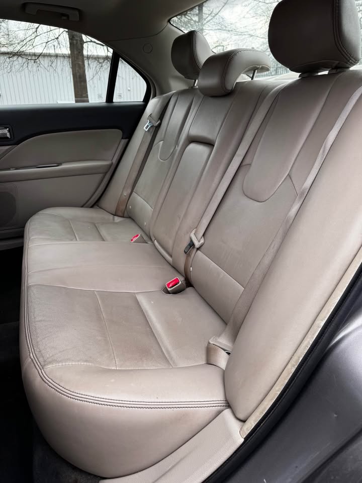 2011 Ford Fusion SEL photo 10