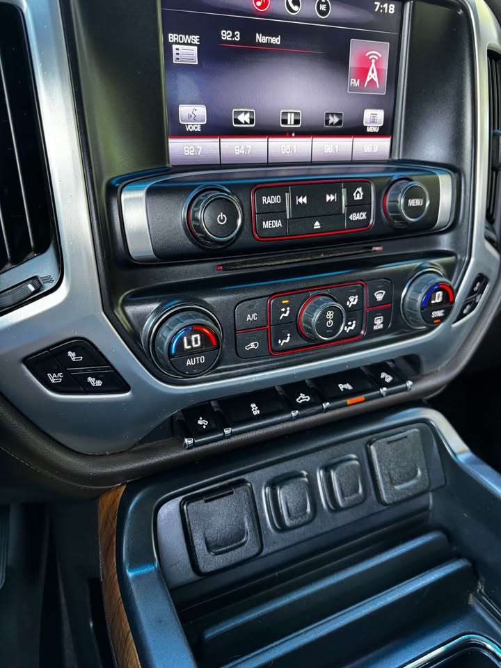 2015 GMC Sierra 1500 SLT Crew Cab 4x4 photo 17