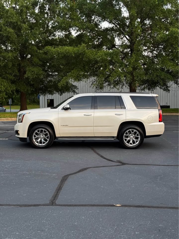 2015 GMC Yukon SLT 4x4 Sport Utility 4D photo 4