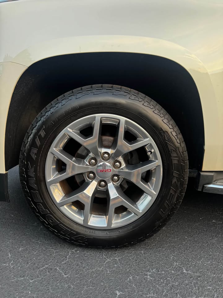 2015 GMC Yukon SLT 4x4 Sport Utility 4D photo 17