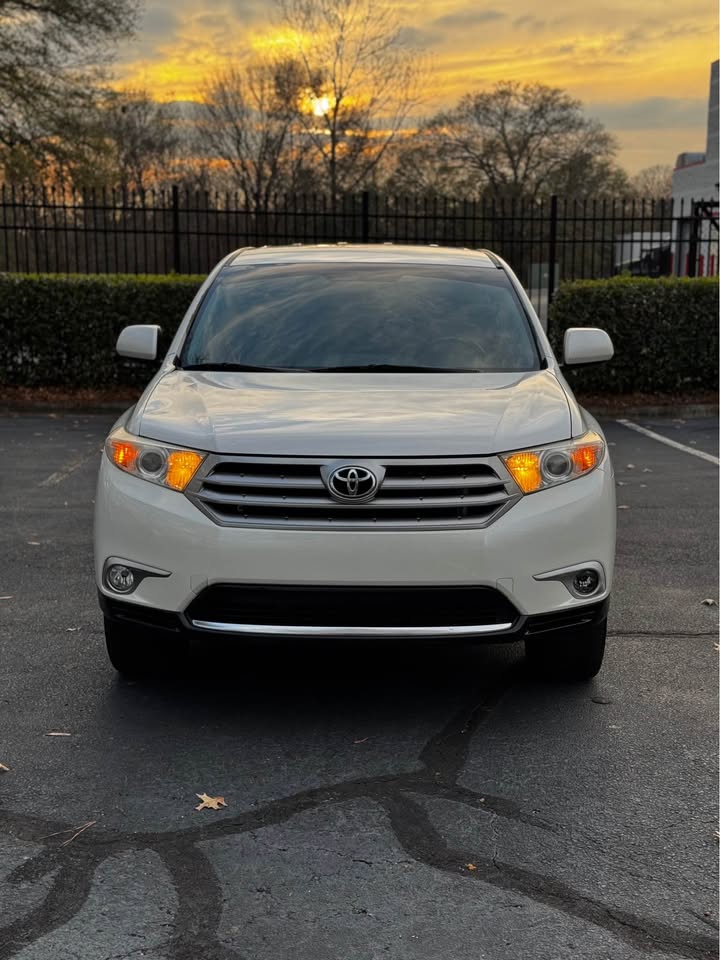2011 Toyota Highlander photo 2