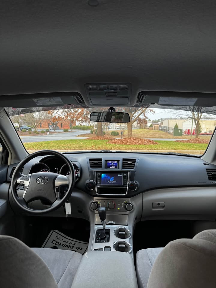 2011 Toyota Highlander photo 13