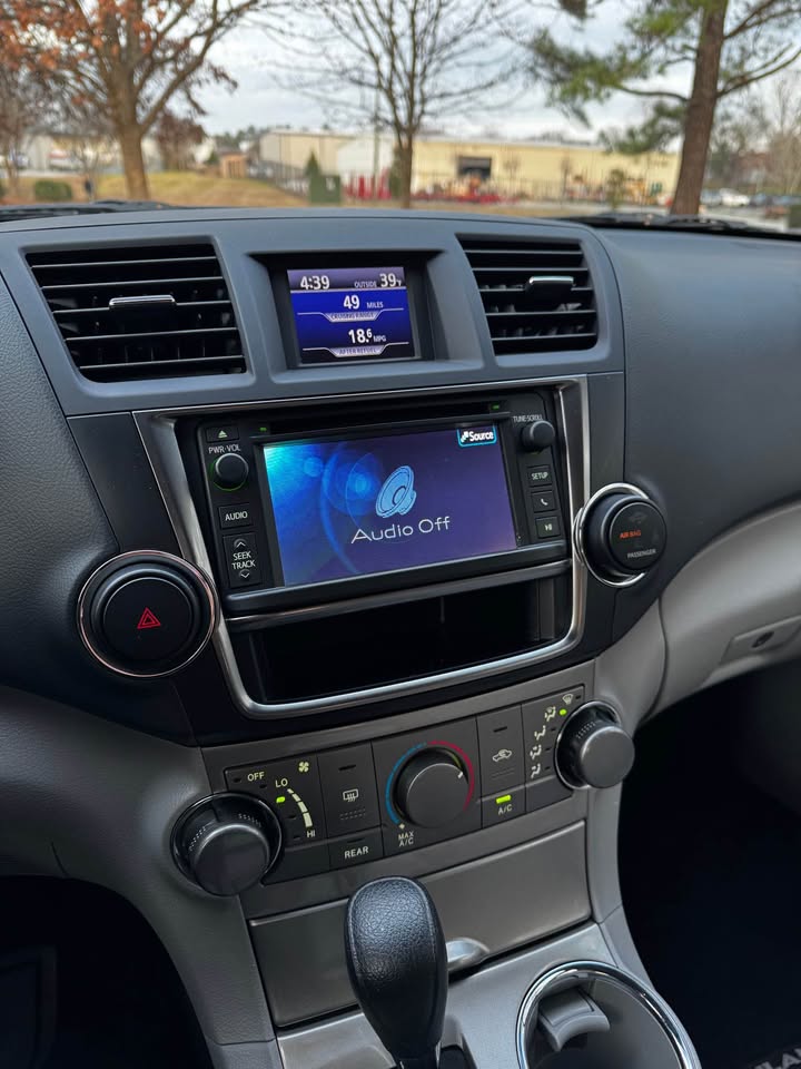 2011 Toyota Highlander photo 16