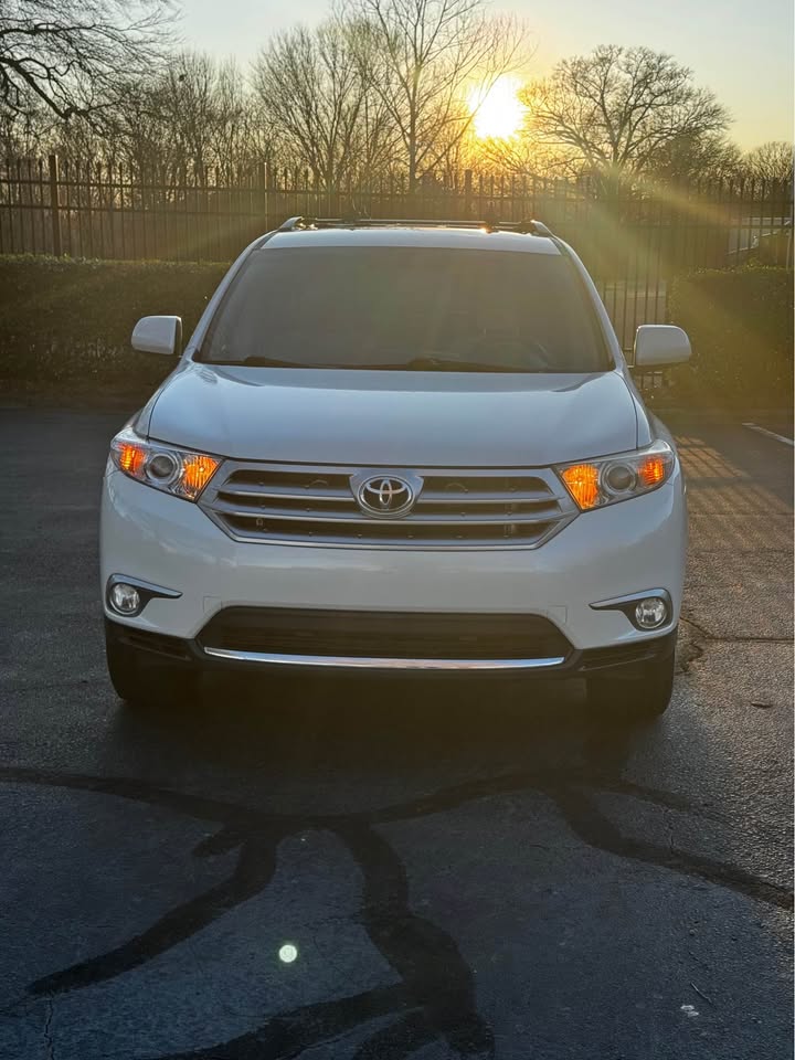 2011 Toyota Highlander photo 2