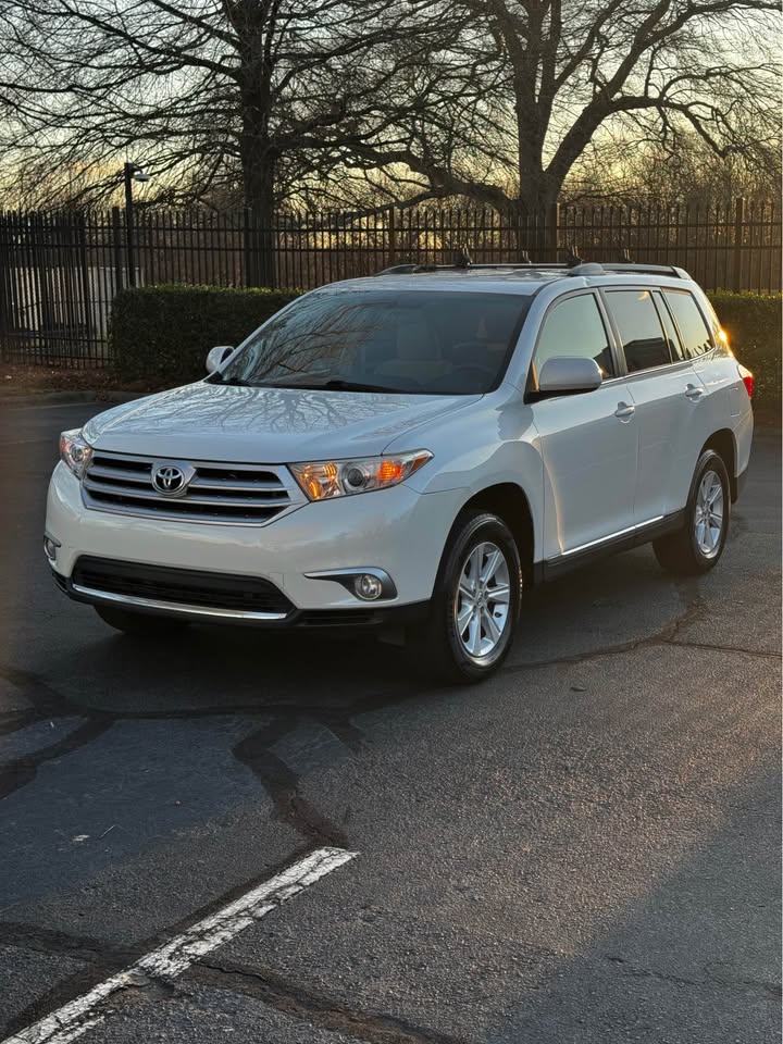 2011 Toyota Highlander photo 3