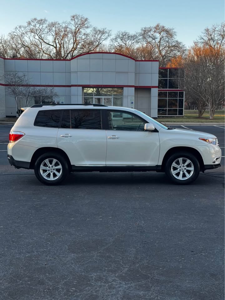 2011 Toyota Highlander photo 8