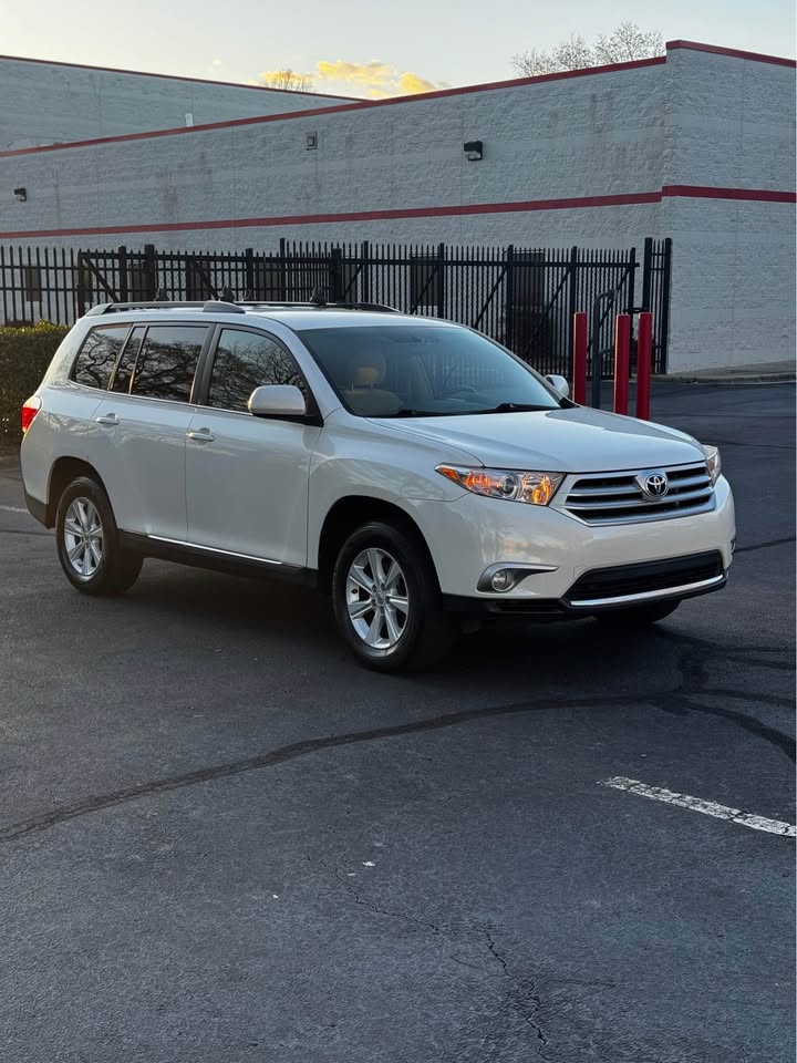 2011 Toyota Highlander photo 9