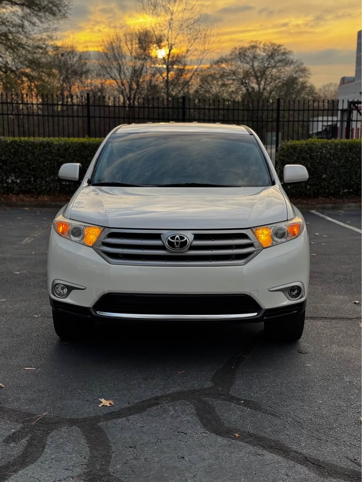 2013 Toyota Highlander front view