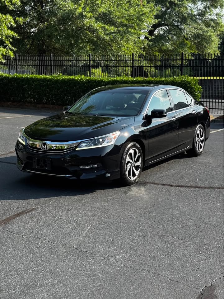 2017 Honda Accord EX-L Sedan 4D photo 2