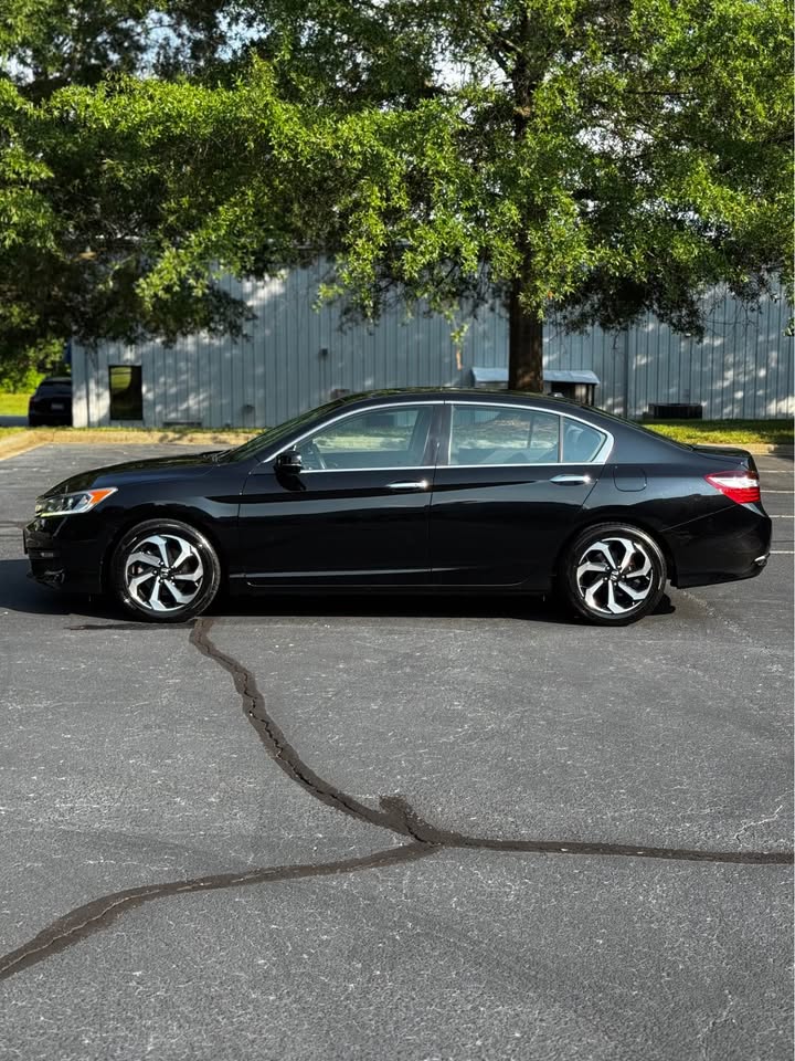 2017 Honda Accord EX-L Sedan 4D photo 3