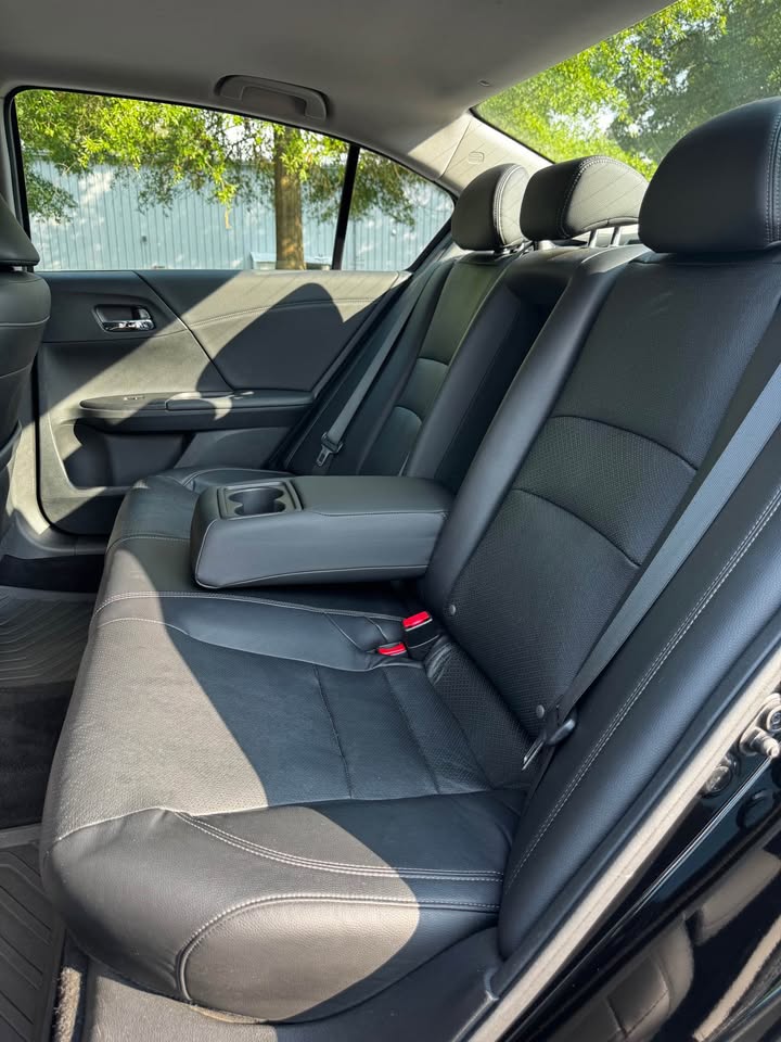 2017 Honda Accord EX-L Sedan 4D photo 6
