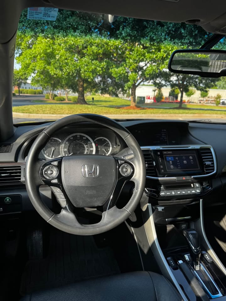 2017 Honda Accord EX-L Sedan 4D photo 8