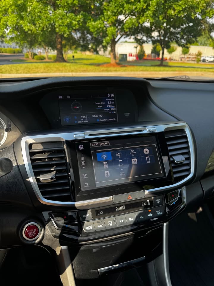 2017 Honda Accord EX-L Sedan 4D photo 9
