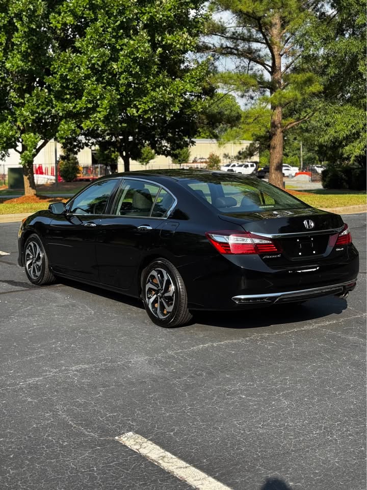 2017 Honda Accord EX-L Sedan 4D photo 3