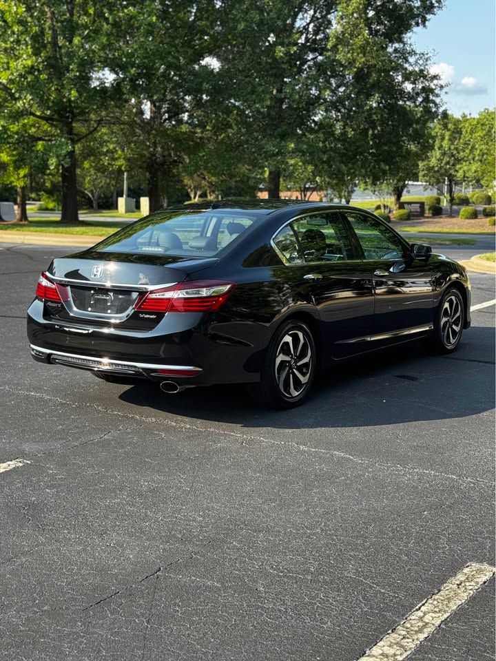 2017 Honda Accord EX-L Sedan 4D photo 5