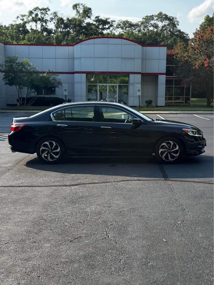 2017 Honda Accord EX-L Sedan 4D photo 6