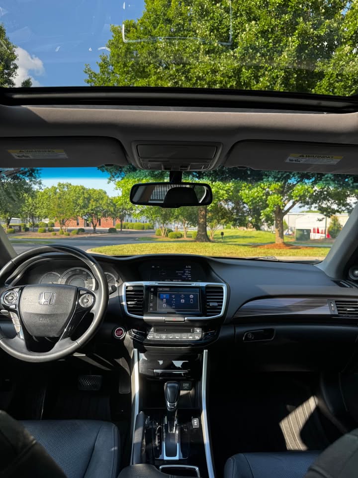 2017 Honda Accord EX-L Sedan 4D photo 10
