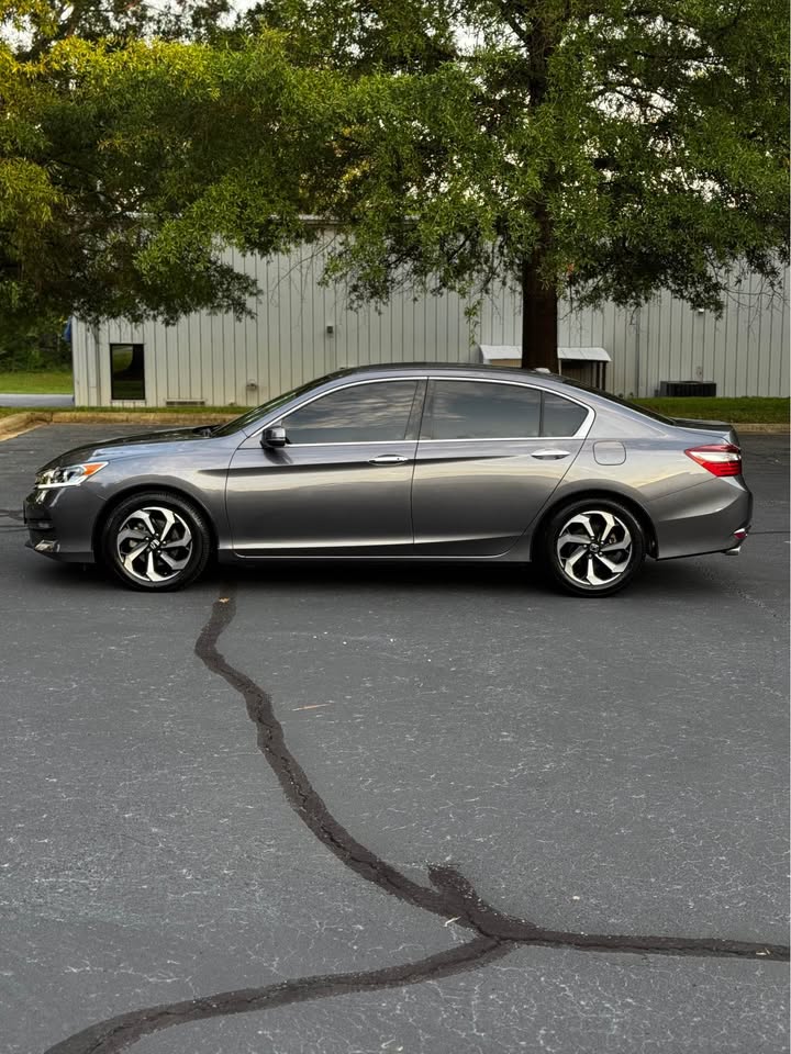 2017 Honda Accord EX-L V6 w/ Navigation & Honda Sensing Sedan 4D photo 4
