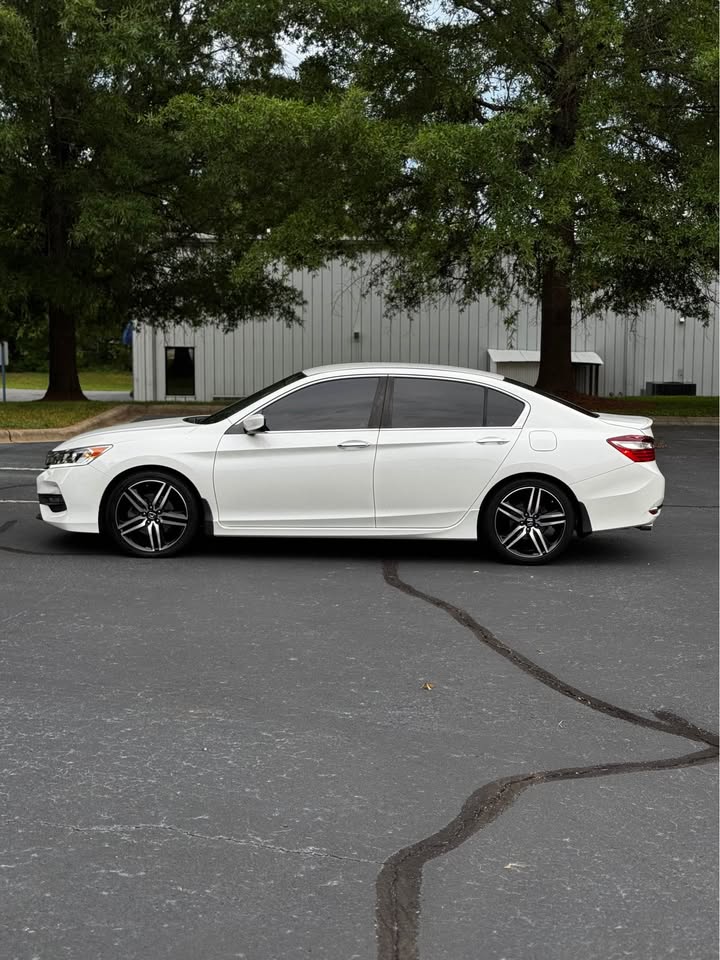 2017 Honda Accord Sport Special Edition Sedan 4D photo 4