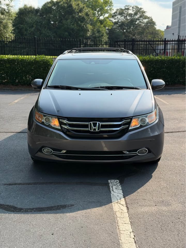 2014 Honda Odyssey Touring photo 2