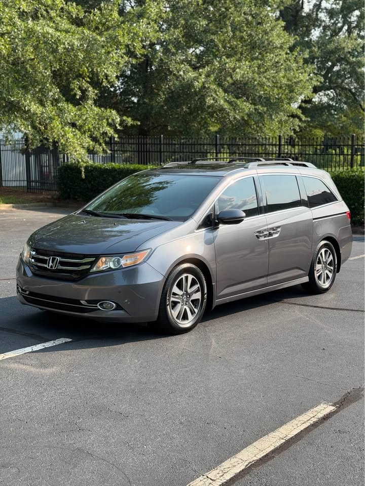2014 Honda Odyssey Touring photo 3