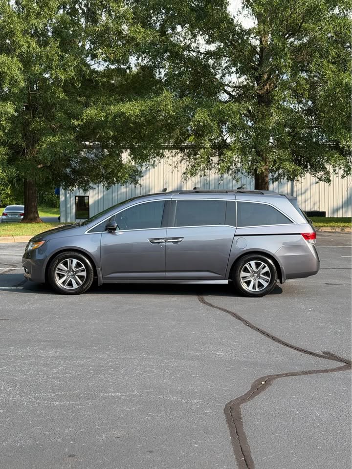 2014 Honda Odyssey Touring photo 4