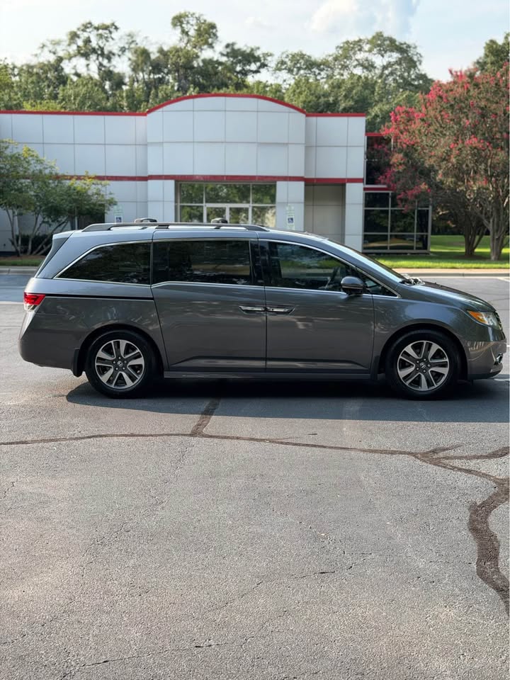 2014 Honda Odyssey Touring photo 8