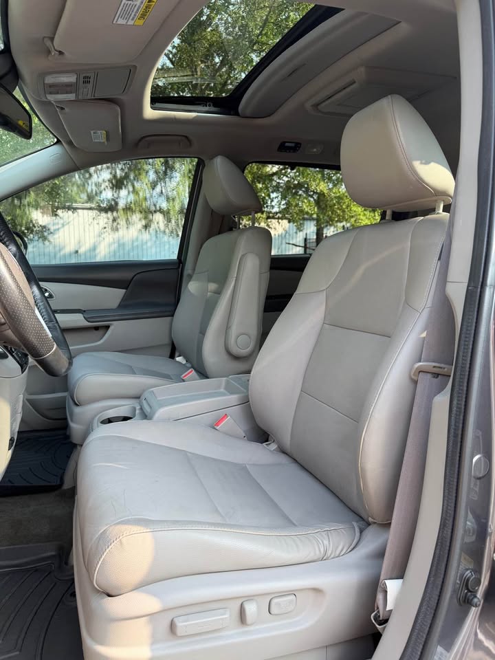 2014 Honda Odyssey Touring photo 10