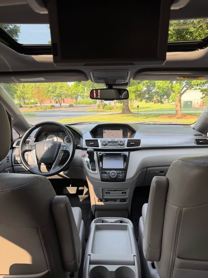 2014 Honda Odyssey Touring photo 14