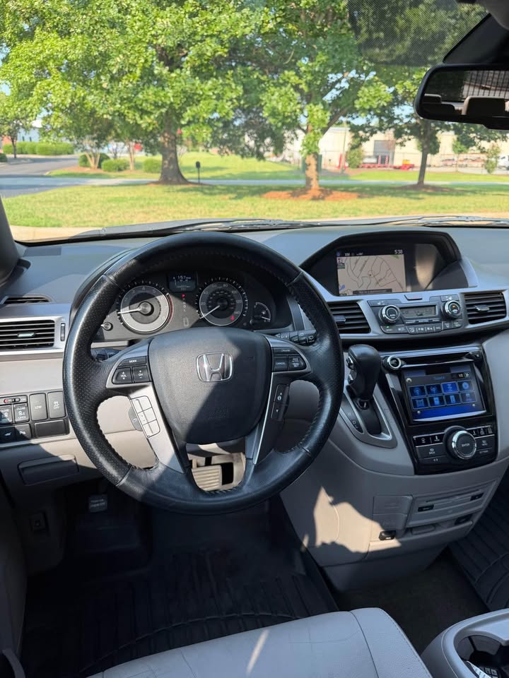 2014 Honda Odyssey Touring photo 15