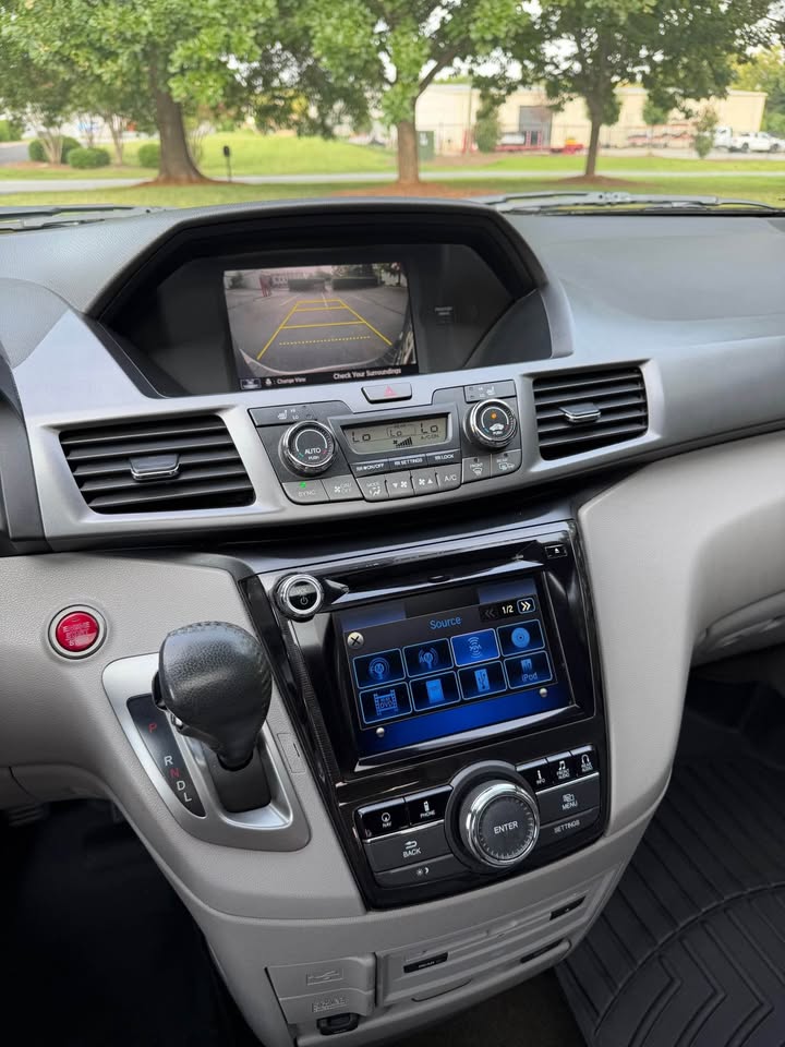 2014 Honda Odyssey Touring photo 17