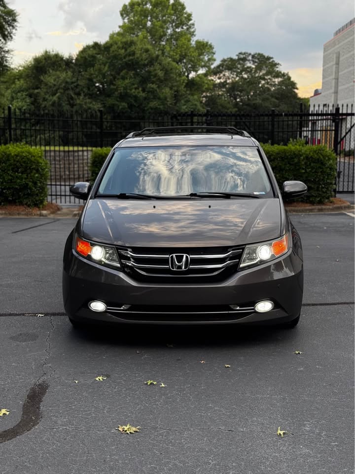 2016 Honda Odyssey Touring Elite Minivan 4D photo 2