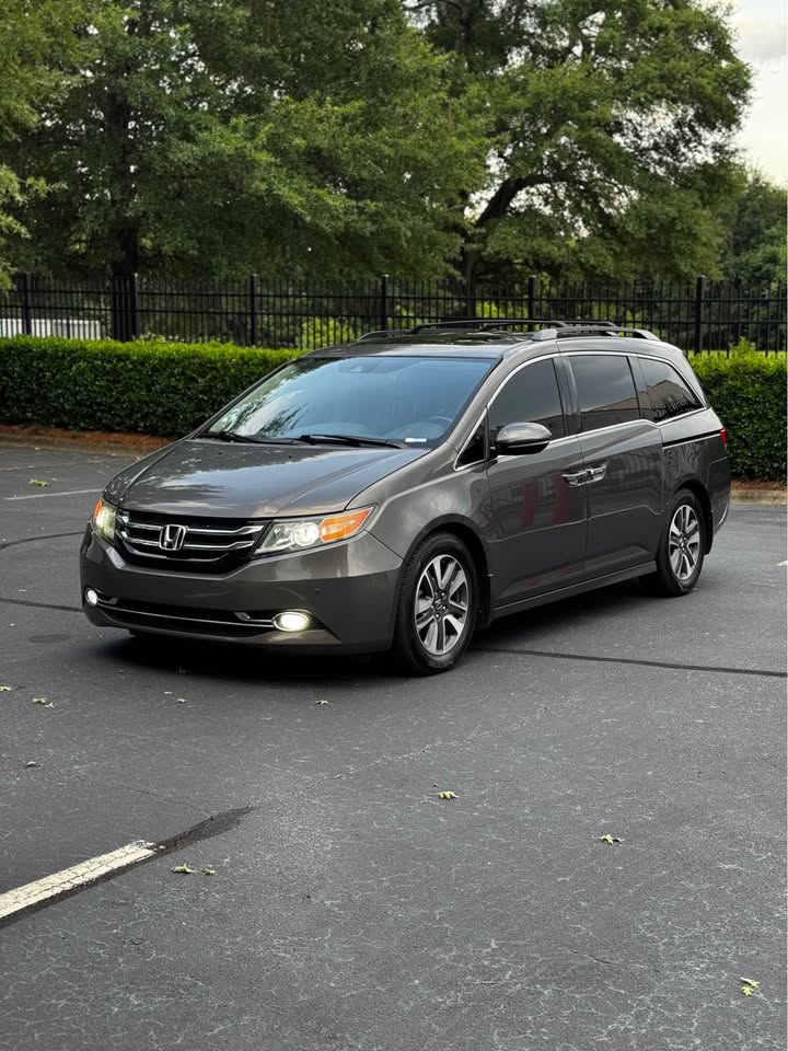 2016 Honda Odyssey Touring Elite Minivan 4D photo 3
