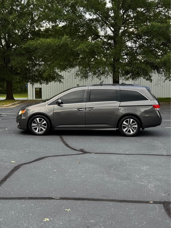 2016 Honda Odyssey Touring Elite Minivan 4D photo 4