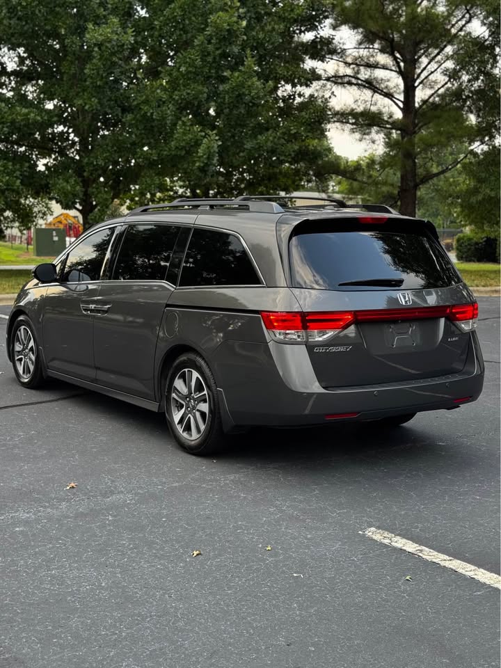 2016 Honda Odyssey Touring Elite Minivan 4D photo 5