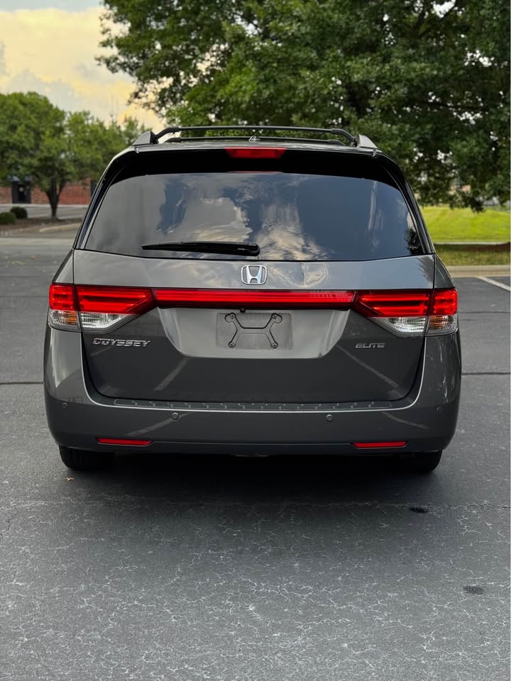 2016 Honda Odyssey Touring Elite Minivan 4D photo 6